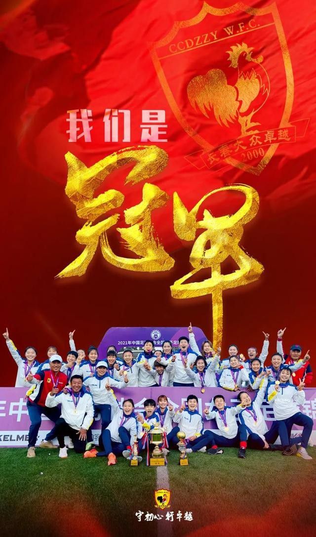 在《惊奇队长》单行片中，后来成为惊奇队长的卡罗尔;丹弗斯18岁就加入美国空军，之后从飞行员转型成为空军情报局人员，后来还加入美国国家航空航天局，成为了安全负责人